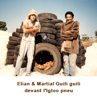 portrait des guiliguili devant un igloo en recup de pneu